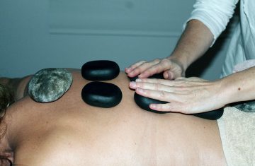 Stone massage Masajes con piedras calientes