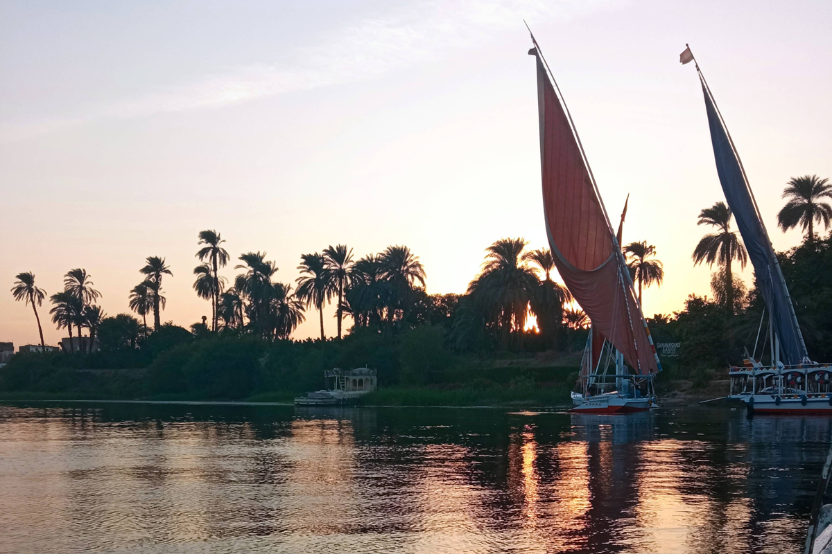 Falúas en el Nilo, en Egipto